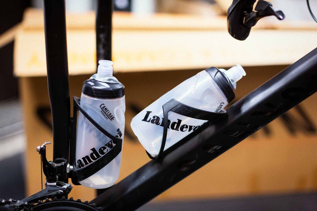 Du kan like gjerne sette drikkeflaskene dine i flaskeholderne. Du kan like gjerne sette drikkeflaskene dine i flaskeholderne.