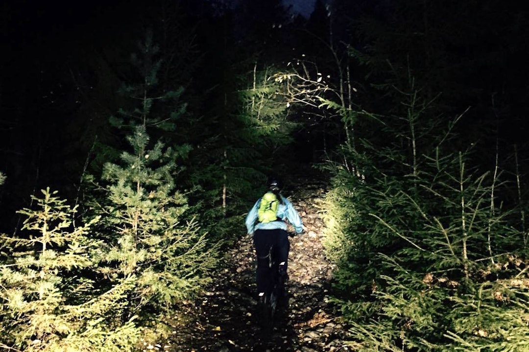 Når høsten kommer må lyktene fram. Jentetur er det uansett hver mandag, hele året og uansett vær. Foto: Hanne H. Karlsen GIF jentetur fall 2016 - Hanne H Karlsen 1400x933