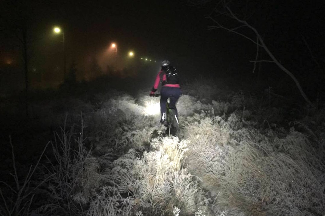 Barfrosten er magisk, og Hanne Holmstrøm Karlsen håper flere jenter vil bli med ut denne vinteren. Med piggdekk er snø og is ingen hindring, så lenge det ikke er altfor kaldt. Foto: Hanne H. Karslen GIF jentetur 2016 barfrost - Hanne H Karlsen 1400x933