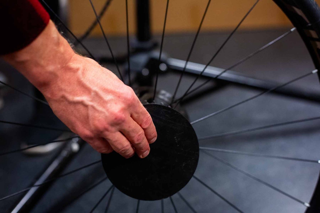 Hjulene har flere skarpe kanter, så det er viktig å polstre disse godt. Her setter Øyvind på en plastskive for å beskytte rammen. Hjulene har flere skarpe kanter, så det er viktig å polstre disse godt. Her setter Øyvind på en plastskive for å beskytte rammen.