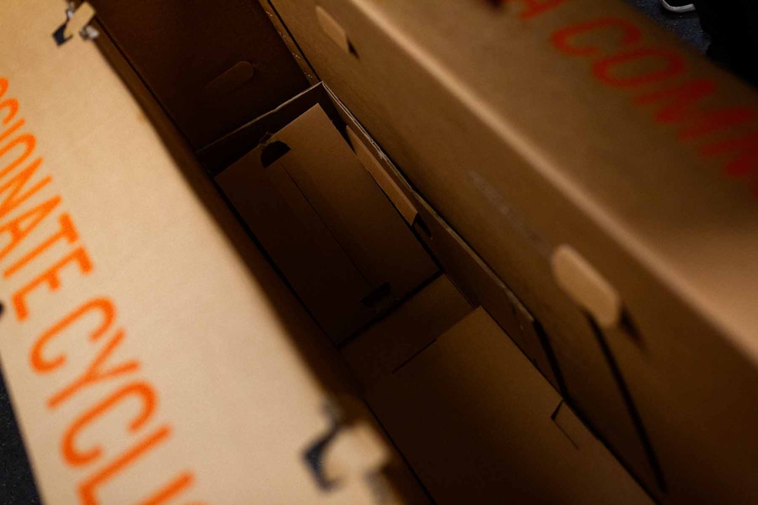 Esken vi brukte hadde allerede litt ekstra papp i bunnen. Her kan du bruke papp du har til overs for å beskytte sykkelen ekstra godt. Esken vi brukte hadde allerede litt ekstra papp i bunnen. Her kan du bruke papp du har til overs for å beskytte sykkelen ekstra godt.