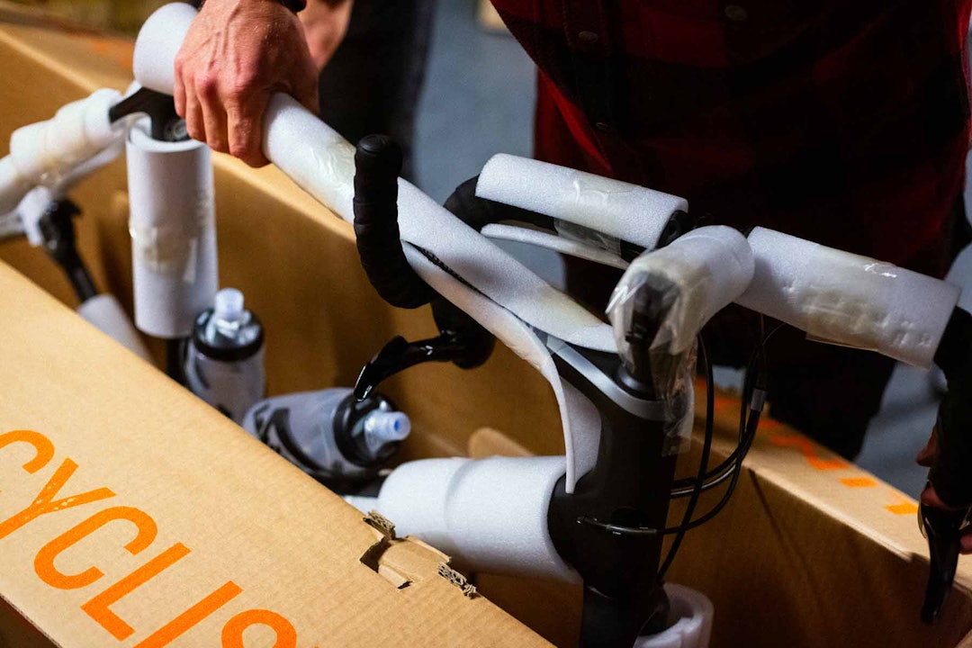 Ferdig polstret sykkel på vei ned i esken. Ferdig polstret sykkel på vei ned i esken.