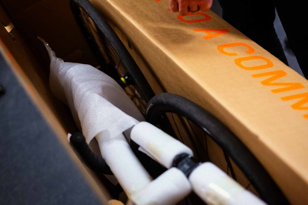 Hjulene plasseres på siden, og så fyller Øyvind på med papp og plast for å unngå kontakt mellom hjulene og rammen. Hjulene plasseres på siden, og så fyller Øyvind på med papp og plast for å unngå kontakt mellom hjulene og rammen.