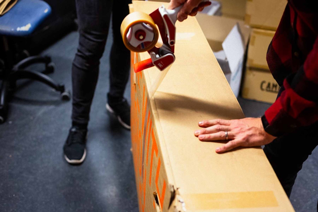 Til slutt teipes esken igjen. Ha gjerne med en rull med teip til returen. Til slutt teipes esken igjen. Ha gjerne med en rull med teip til returen.