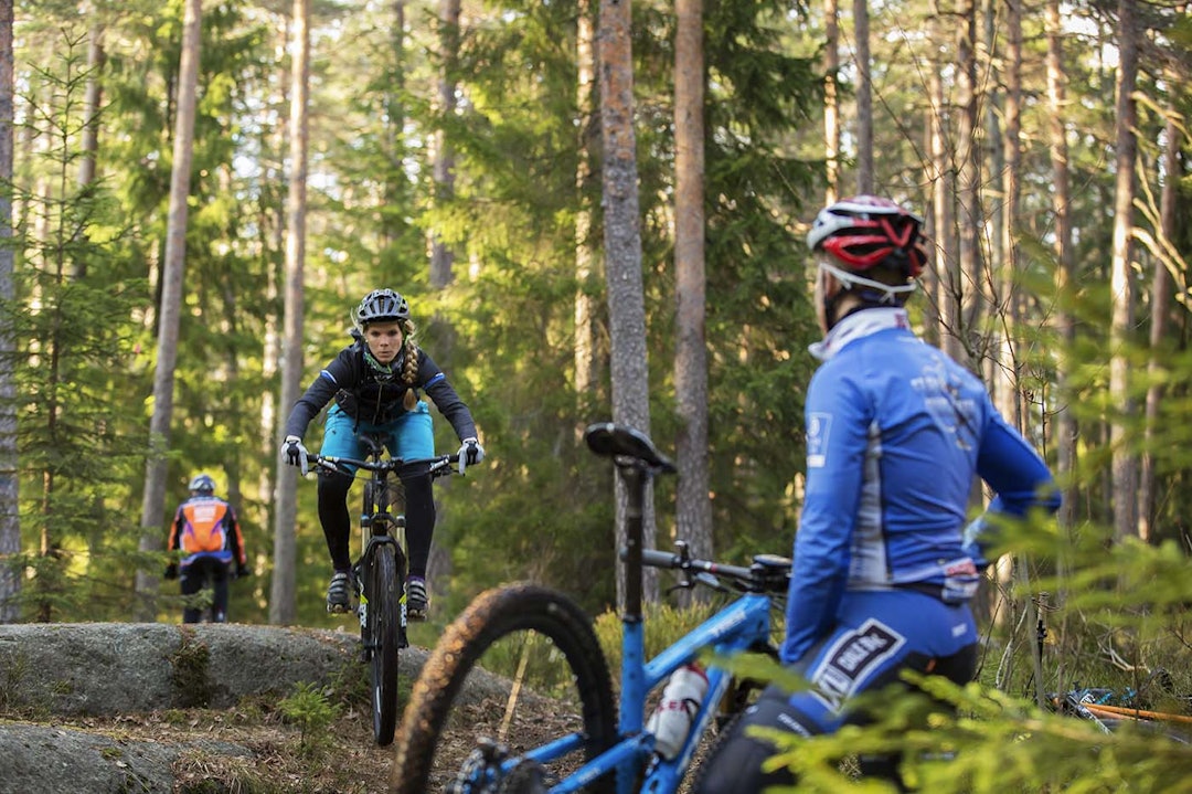 TRENINGSVEILEDNING: Her får Maria Bergli i Team Terrengsykkel 2016 øvd på teknikk. Er dette deg, neste år? _IPP4232