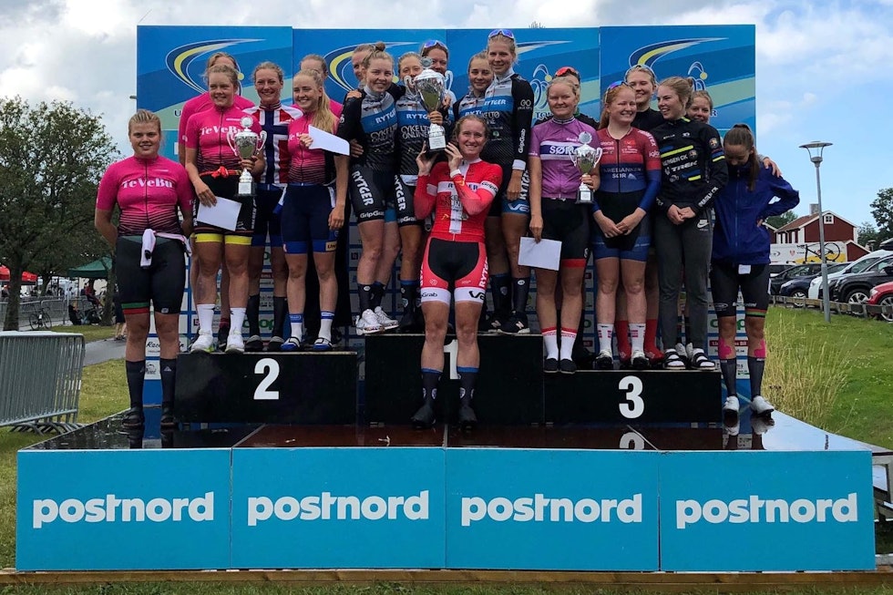 TO AV TRE: Team TeVeBu tok andreplassen sammenlagt i dameklassen, mens NCF Region SørVest ble nummer tre i etapperittet U6 i Sverige. Danske Rytger-Cykeltoj online vant lagkonkurransen. Foto: Bjørn A. Olsen TO AV TRE: Team TeVeBu tok andreplassen sammenlagt i dameklassen, mens NCF Region SørVest ble nummer tre i etapperittet U6 i Sverige. Danske Rytger-Cykeltoj online vant lagkonkurransen. Foto: Bjørn A. Olsen