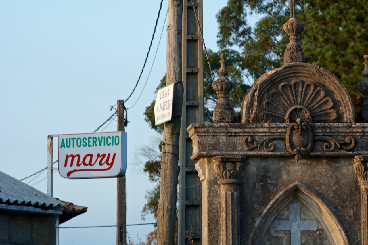 SALIG BLANDING: Børs og katedral om hverandre. Velkommen til Spania. SALIG BLANDING: Børs og katedral om hverandre. Velkommen til Spania.