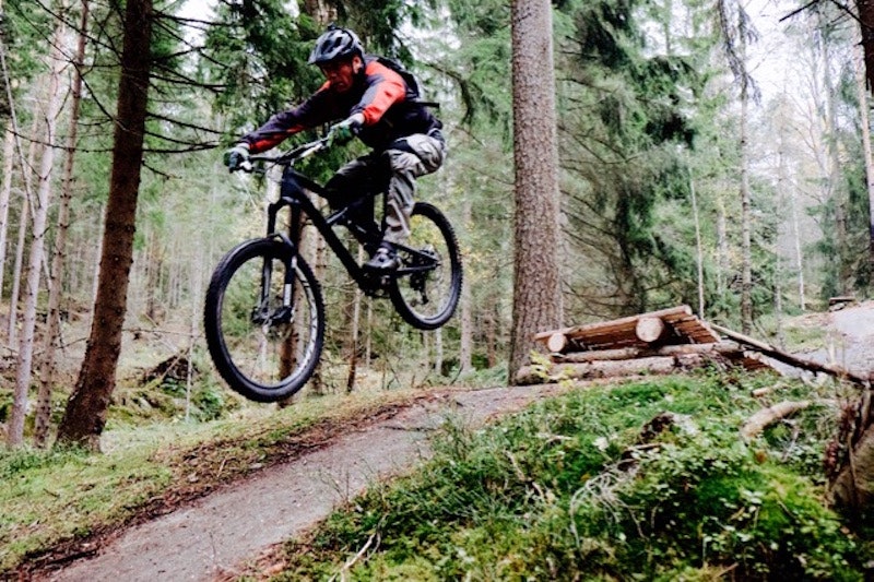 Bård Thoren tester hoppet sist i Pioneren. Foto: Bjørn Enoksen Bård Thoren - Hoppet sist i pioneren - dugnad Pioneren 22 okt 2016- Knut Enoksen 800x