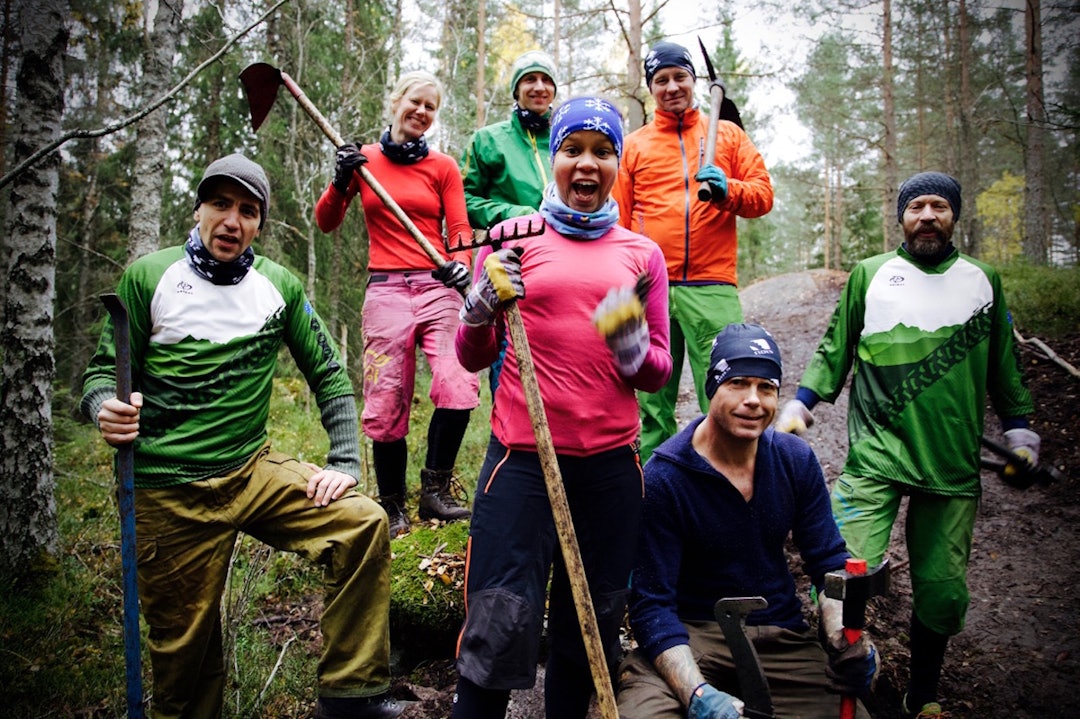 Katrine Ferrão Hofstad (foran) i fjonge nye shorts fra Friksjon Sykler, som takk for solid dugnadsinnsats. Resten av gjengen ble også behørlig premiert, og mer skal deles ut på lørdag. Foto: Bjørn Enoksen Katrine Ferao Hofstad - dugnad Pioneren 22 okt 2016- Knut Enoksen 1400x933