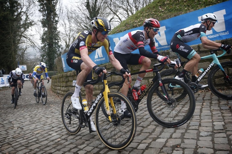 SKUFFET: Grøndahl Jansen (til høyre), her på vei opp Muur van Geraardsbergen, kunne spurtet om et resultat i finalen, men kom seg aldri i posisjon. Foto: Cor Vos amund grøndahl jansen omloop het nieuwsblad