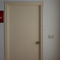 THE OFFICE: Bak denne triste døren sitter sjefen over alle sjefer, Director General Javier Guillén.