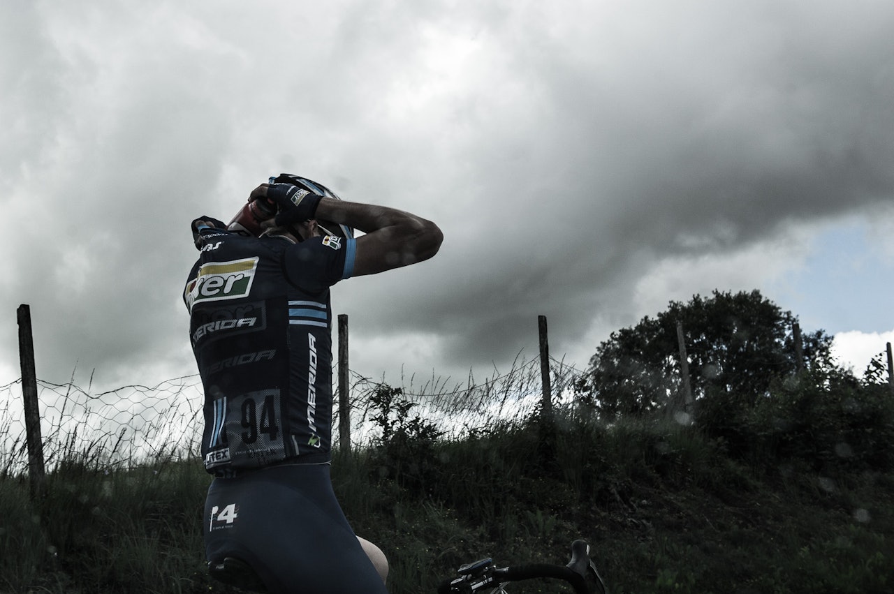 PAKKESEL: Kristoffer Skjerping pakker opp flasker og mat til resten av laget. PAKKESEL: Kristoffer Skjerping pakker opp flasker og mat til resten av laget.