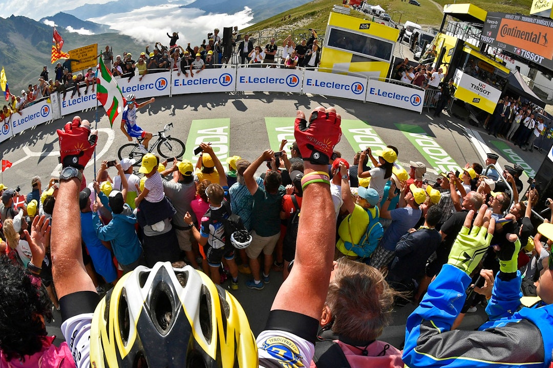 Fans og vinnere feirer sammen i tynn luft. to giganter i touren