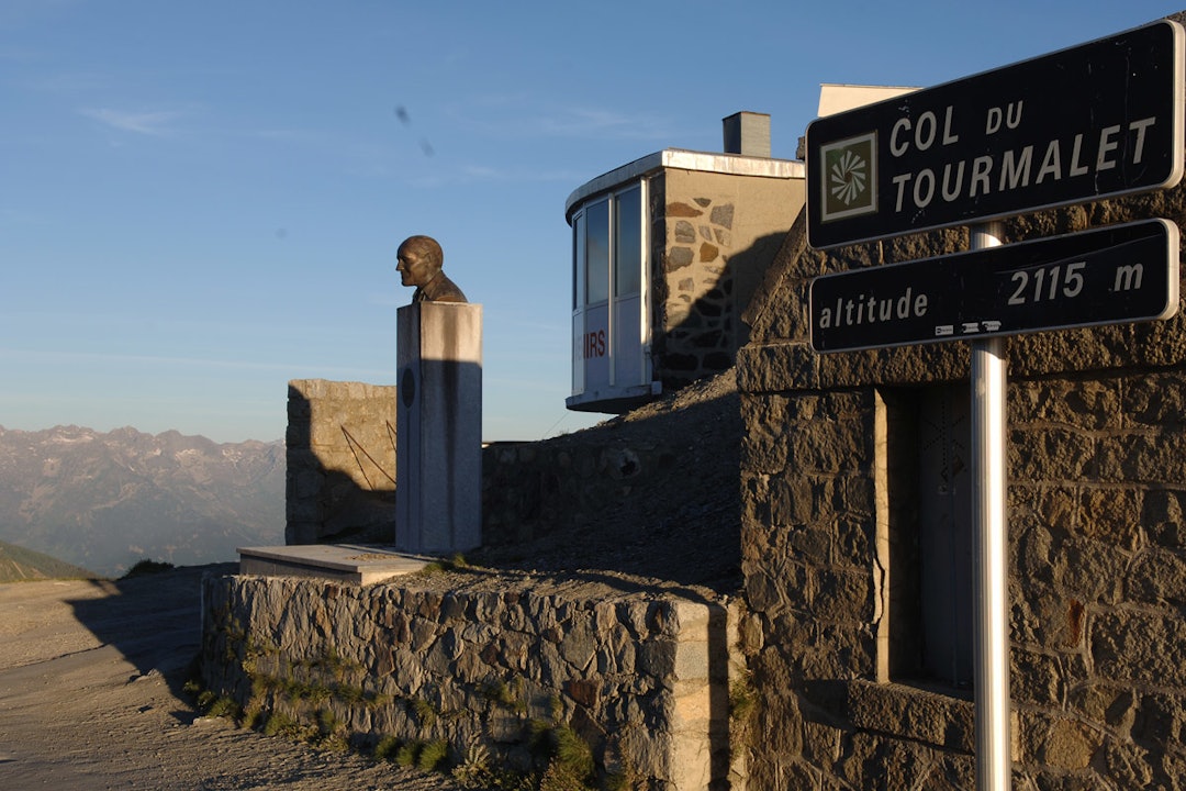 Monumentet til minne om tidligere Tour-sjef Jacqeues Goddet. To giganter i touren