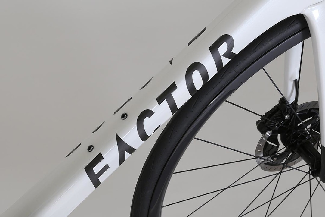 Factor-02-2020-road-bike-pearl-white-miami-blue-6