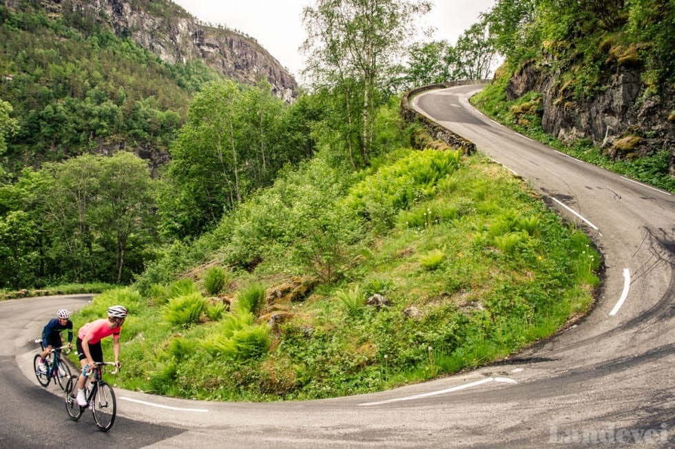 Landevei sykler Stalheimskleiva som er Norges bratteste bakke