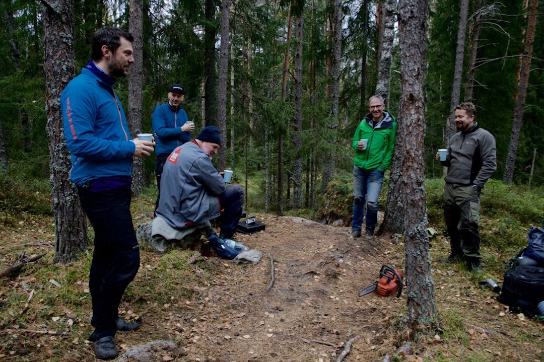 Uten mat og drikke... Kaffepause må til. Foto: Bjørn Enoksen Kaffeservering hører sef med Foto Bjørn Enoksen 1400x933