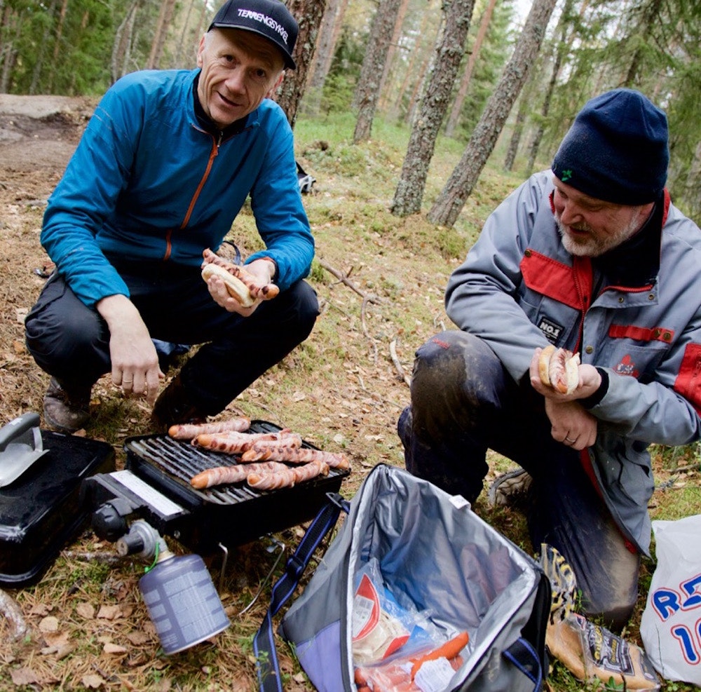 Uten mat og drikke... blir det ikke NOTS-dugnad. Foto: Bjørn Enoksen Tåle Liereng og Hans Christian Oppegård Foto Bjørn Enoksen 1000x890