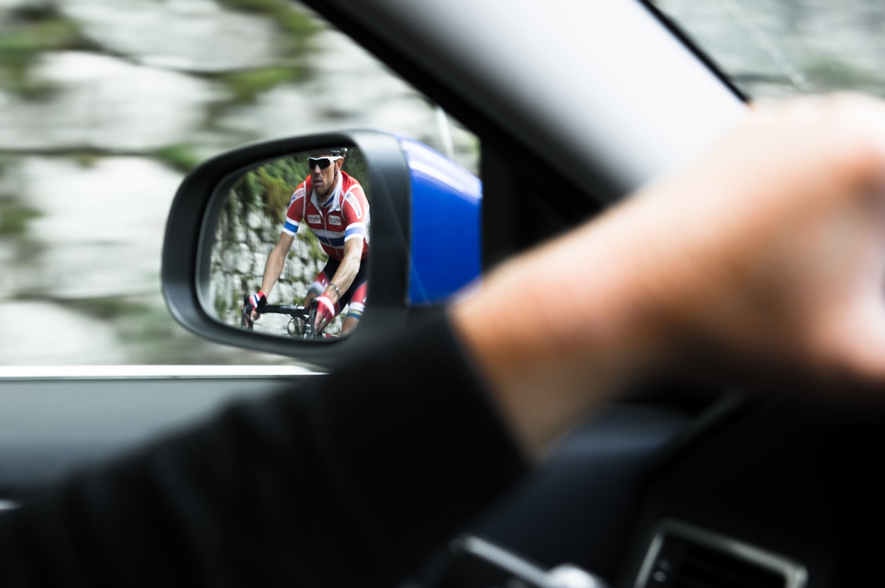 PÅ VEI OPP: Thor Hushovd tok seg en liten tur tilbake i følgebilkøen for å hilse på gamle kjente. PÅ VEI OPP: Thor Hushovd tok seg en liten tur tilbake i følgebilkøen for å hilse på gamle kjente.