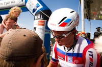 POPULÆR: Alexander Kristoff hadde mange fans som ønsket seg autograf etter dagens første etappeseier. 