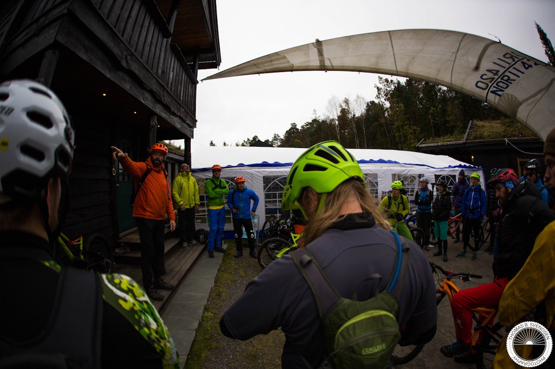 Festivalssjef Jan Fasting gir informasjon før lørdagens sykkeltur. 12 Festivalssjef Jan fasting gir informasjon før lørdagens sykkeltur