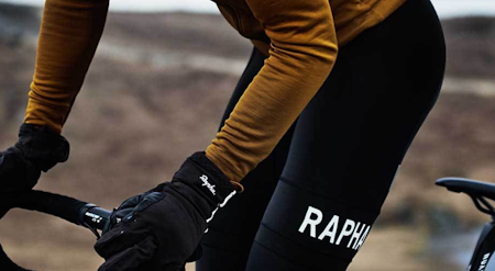 FORNØYELIG: Til kjølige vinter-og vårdager er Rapha Pro Team Thermal Bib et godt valg. Foto: Rapha.cc