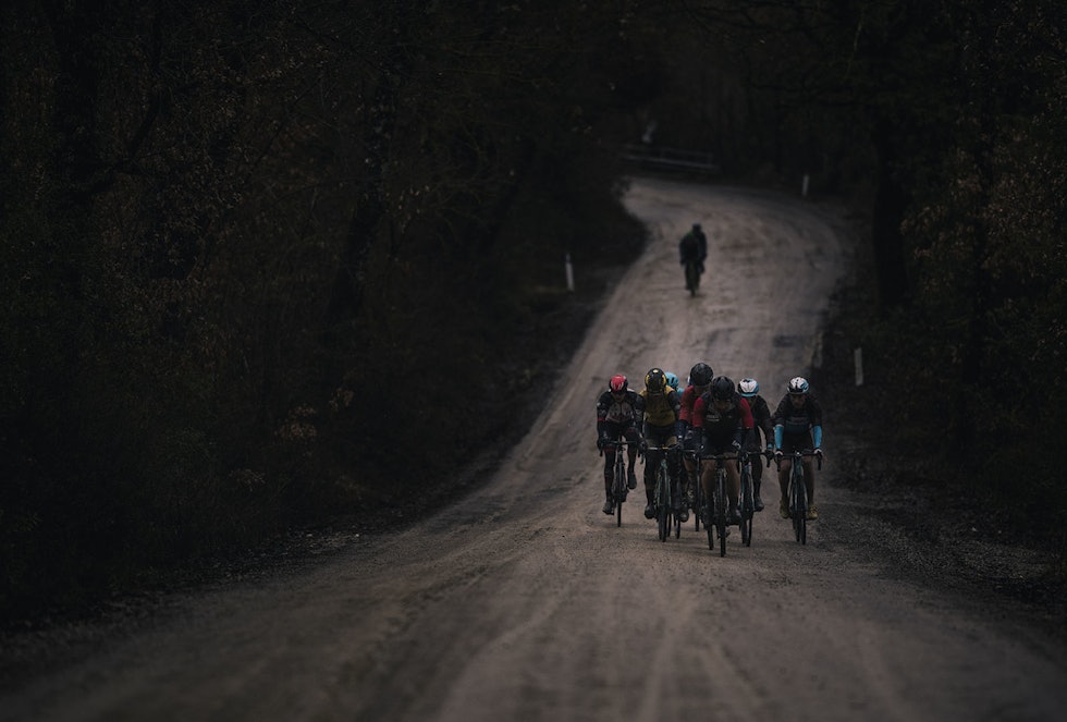 PROFFER PÅ EVENTYR: Strade Bianche er på kort tid blitt et prestisjefylt ritt som går på våren i Toscana. Der bruker proffene sykler fra flere av kategoriene. Foto: Kristof Ramon.