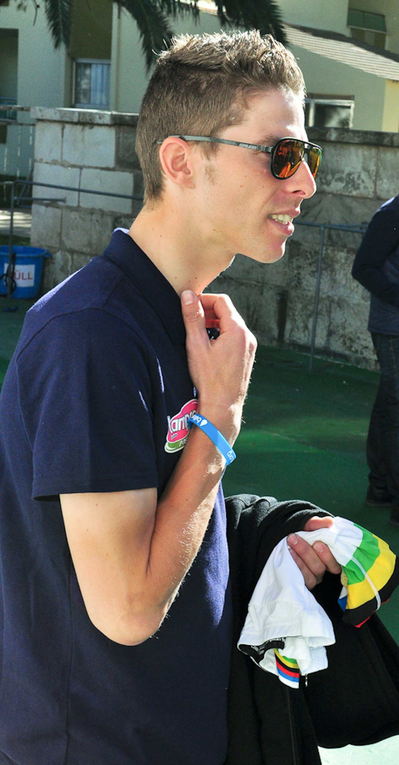 VERDIG VERDENSMESTER: Rui Costa ankommer pressekonferansen på Mallorca med blått armbånd og regnbuetrøya over armen . VERDIG VERDENSMESTER: Rui Costa ankommer pressekonferansen på Mallorca med blått armbånd og regnbuetrøya over armen .