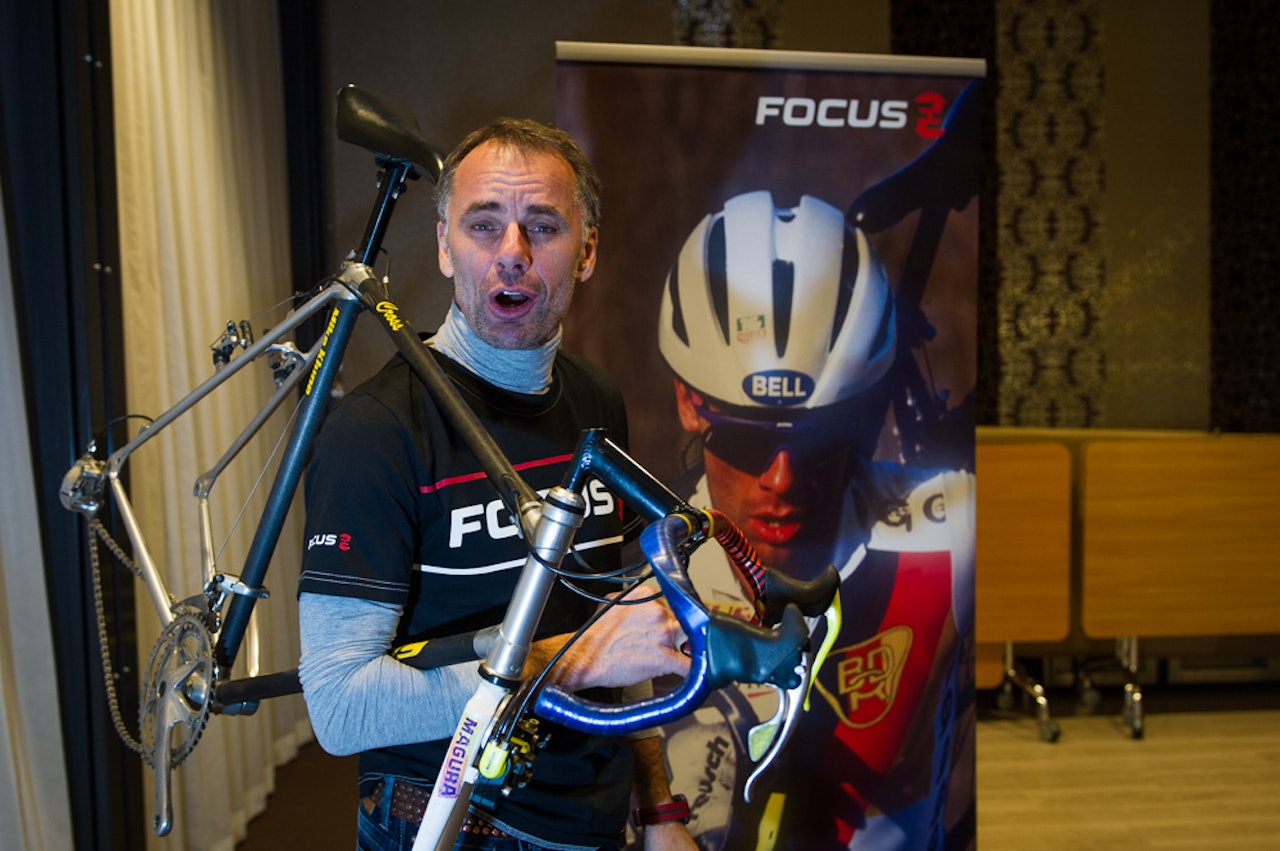 SÅNN!: Ta bilde her foran reklamebildet av meg mens jeg løper med sykkelen! Mike trives godt med oppmerksomhet. SÅNN!: Ta bilde her foran reklamebildet av meg mens jeg løper med sykkelen! Mike trives godt med oppmerksomhet.