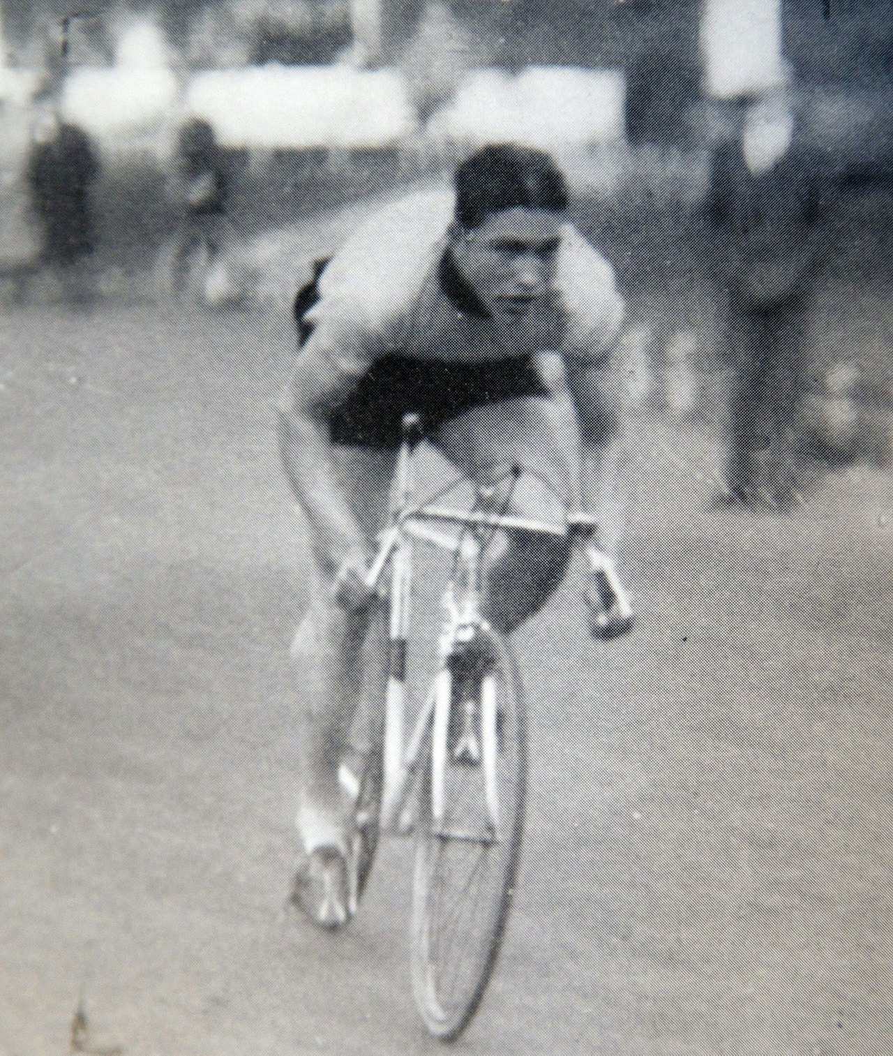 BANEKONGE: Haakon Sandtorp var åtte NM og tre kongepokaler i banesykling. Her i aksjon på Dælenenga på 1930-tallet. (fra boken «Helter i Hundre», jubileumsboken til sykkelklubben IK Hero) BANEKONGE: Haakon Sandtorp var åtte NM og tre kongepokaler i banesykling. Her i aksjon på Dælenenga på 1930-tallet. (fra boken «Helter i Hundre», jubileumsboken til sykkelklubben IK Hero)
