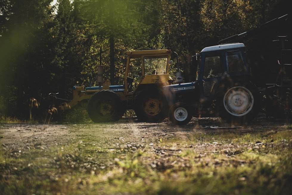 GAMLE GUBBER: To gamle traktorer tar en velfortjent høstpause ved Lommegården på Krokskogen. Foto: Henrik Alpers. sykle gravel grus i nordmarka