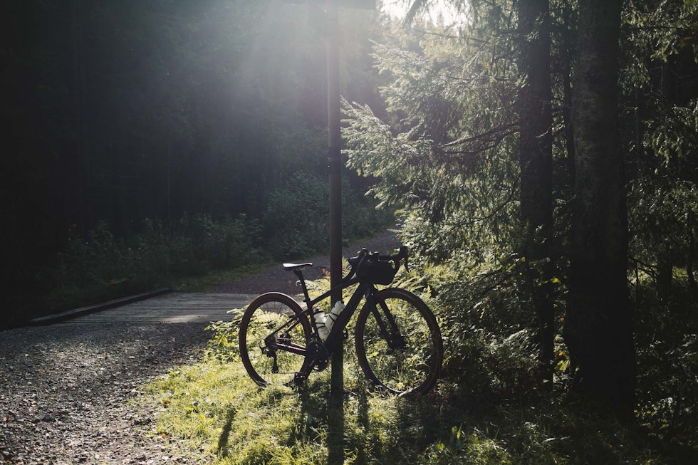 EN SOLSKINNSDAG: Selvsagt er det best med sol, men du verden så episke det er med kald høsttåke i Marka. Foto: Steff Gutovska. Nordmarka-sykkel-gravel-32