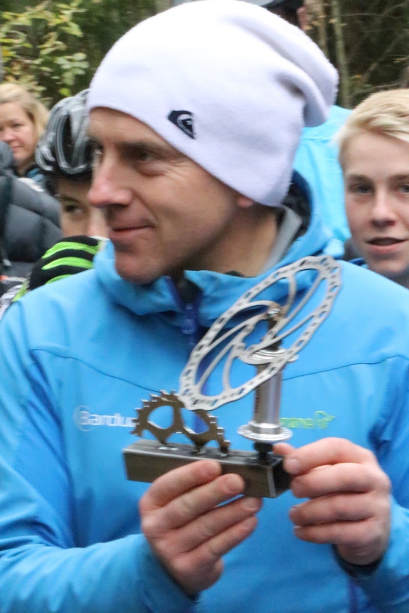 Arild Vegstø er solt over å ha Brynjar Gulliksen i miljøet, og har kost seg med å lage premier og priser til årets ritt. Foto: Ronny Skjellum Arild vegstø - Ronny Skjellum