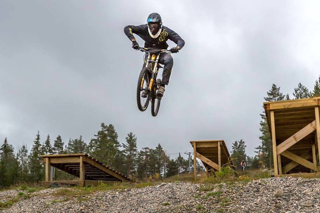 Utforkonkurransen i Kjerringåsen er gratis og uhøytidelig og byr på mye mellom start og mål. Foto: Eventfotografene Kjerringåsen DH 2015 - Foto Eventfotografene - Kenneth Asbjørnsen 1400x933