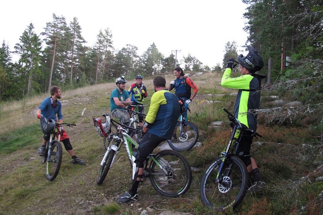 Mingling og sosialt er også en viktig deg av avslutningshelga i Kjerringåsen. Foto: Kjerringåsen Kjerringåsen Mingling Foto Kjerringåsen 1400x933
