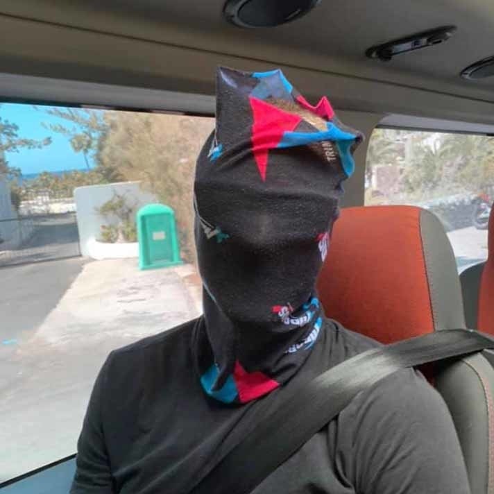 SPØK: De norske syklistene hadde ikke munnbind tilgjengelig, slik som taxisjåføren. Det ble improvisert med et kjent plagg blant syklister. Foto: Privat. sykling-gran-canaria-corona-2