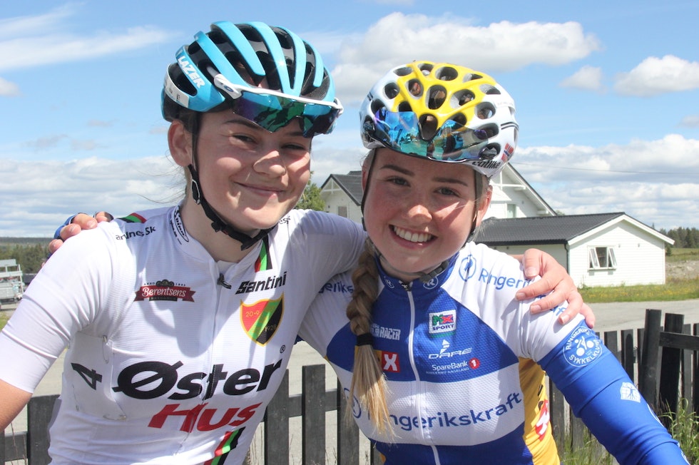 TUNGT: Juniorvinneren Mari Hole Morh (til venstre) og Magdalene Lind, som ble nummer to, synes den 88 kilometer lange etappen var "grusom", men smilte likevel bredt etter målgang. Foto: Ingeborg Scheve TUNGT: Juniorvinneren Mari Hole Morh (til venstre) og Magdalene Lind, som ble nummer to, synes den 88 kilometer lange etappen var "grusom", men smilte likevel bredt etter målgang. Foto: Ingeborg Scheve