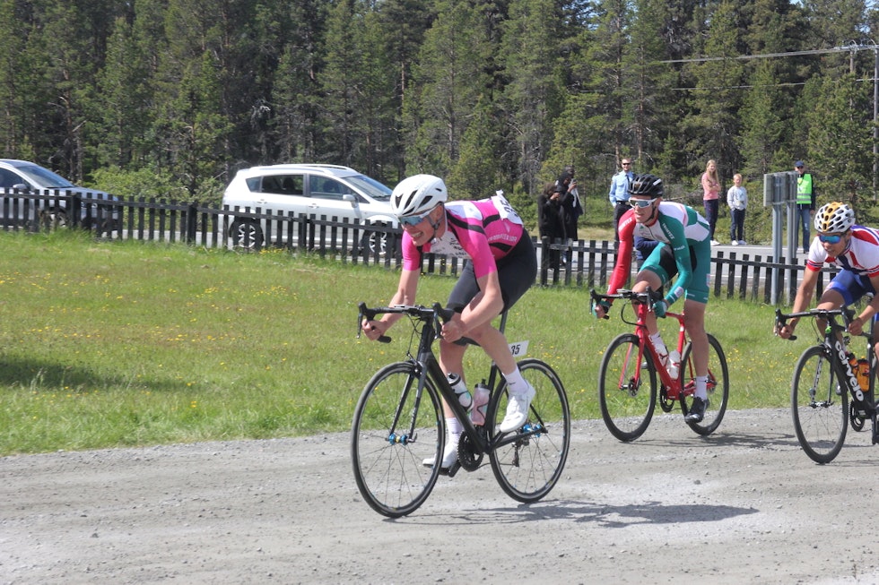 MISTET LEDERTRØYA: Dennis Gråsvold fikk den sure fjerdeplassen på dagens fellesstart og mistet med det ledertrøya i Tour te Fjells. Foto: Ingeborg Scheve MISTET LEDERTRØYA: Dennis Gråsvold fikk den sure fjerdeplassen på dagens fellesstart og mistet med det ledertrøya i Tour te Fjells. Foto: Ingeborg Scheve