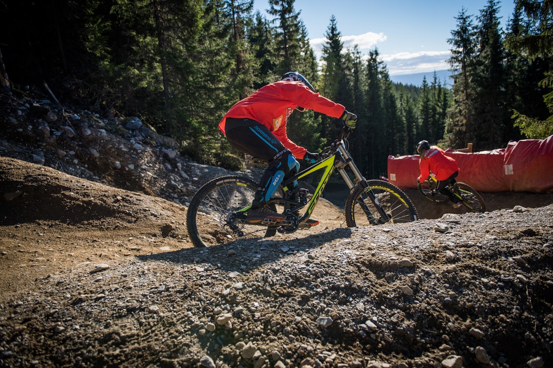 Fint vær på lørdagens økter for jentene til IVRIGs sykkelcamp i Hafjell. Foto: Gisle Johnsen Hafjell Oct 2016 - Gisle Johnsen 1400x933