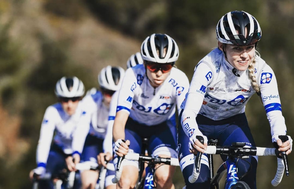 HÅPER PÅ GODT RESULTAT: FDJ har flere kort å spille på i Omloop Het Nieuwsblad. Borgli er ett av dem. Cecilie Uttrup Ludwig (på hjulet til Borgli) en annen. Foto: Thomas Maheux / FDJ stine borgli fdj nouvelle aquitaine futuroscope omloop het nieuwsblad 3