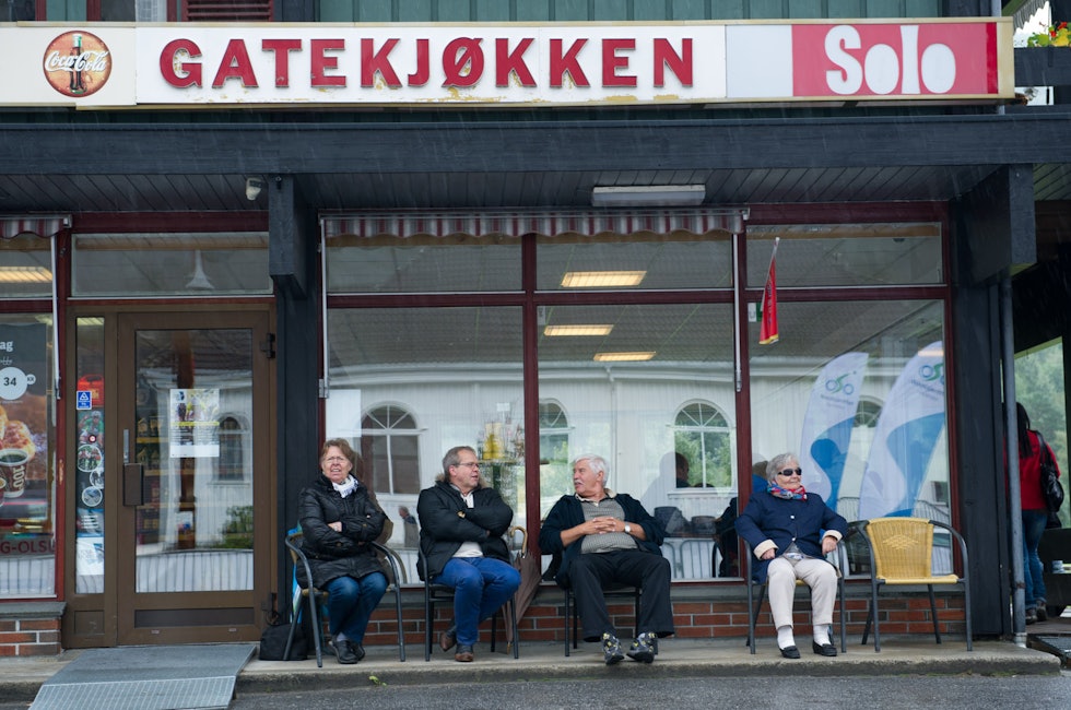 KAFFEKOS: Næringslivet i Valle tok seg en pause mens de fikk med seg starten. 