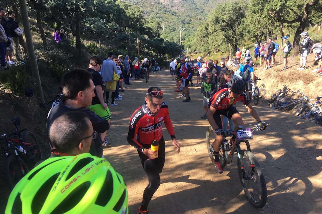 Det var mye folk langs løypa på fredagens elitemaraton i Roc d’Azur fredag. Her er det Roberto Crisi som får langing. Foto: Martin Haugo Roberto Crisi - Canyon Roc Marathon 2016 - Martin Haugo 1400x933