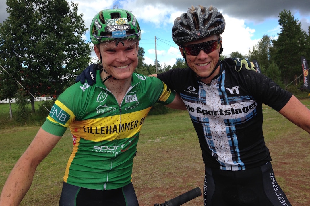 Petter Fagerhaug (til venstre) er norgesmester i rundbane, og truet med å vippe Carl Fredrik Hagen av pinnen under NM maraton i juli. Men Hagen berget tittelen og fortsetter i flaggtrøya minst fram til Bukkerittet 2017. Foto: Ingeborg Scheve Petter Fagerhaug - CF Hagen - Scheve 1400x933