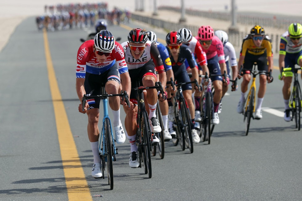 VIFTER: Det ble mye sykling i vifteformasjon på søndagens etappe. Her leder Van der Poel an i frontgruppen. Foto: Cor Vos mathieu van der poel uae tour worldtour
