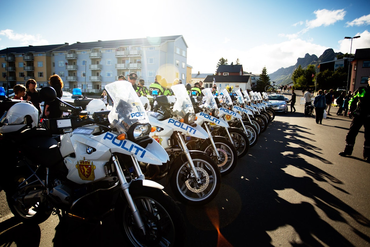 KLAR ANBEFALING: Politiets tilbakemelding til Statens vegvesen om Styrkeprøvens søknad er tydelig. Dette bildet er fra Arctic Race of Norway og kun til illustrasjon. Foto: Kristoffer H. Kippernes OPPLEGG: Apparatet rundt rittet er enormt, og politiet står for mye av sikringsarbeidet av løypa.