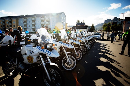 KLAR ANBEFALING: Politiets tilbakemelding til Statens vegvesen om Styrkeprøvens søknad er tydelig. Dette bildet er fra Arctic Race of Norway og kun til illustrasjon. Foto: Kristoffer H. Kippernes OPPLEGG: Apparatet rundt rittet er enormt, og politiet står for mye av sikringsarbeidet av løypa.