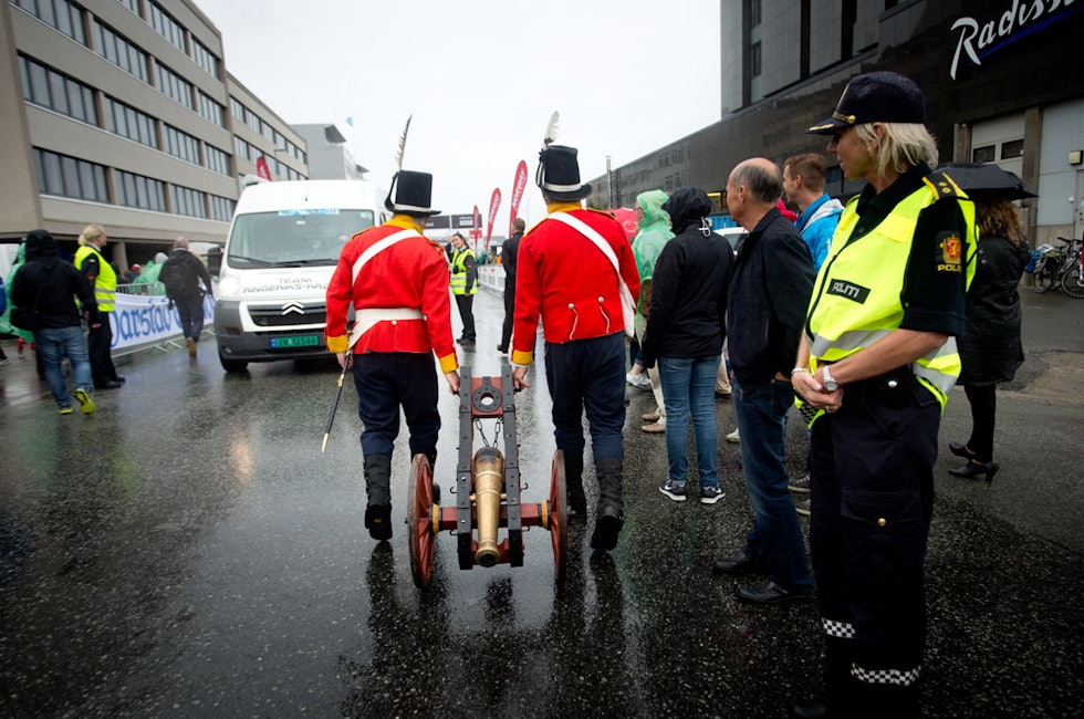 DISPENSASJON: Etter endt plikt, kunne soldatene marsjere tilbake. Politiet så ikke ut til å bry seg nevneverdig om våpentrilling på offentlig sted.