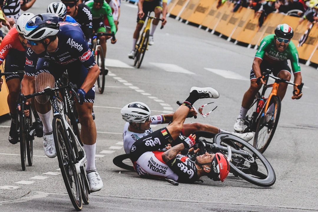 STYGG VELT: Peter Sagan måtte bryte Tour de France. Her velter han stygt sammen med Caleb Ewan på den tredje etappen. Foto: Cor Vos. Peter-Sagan-4