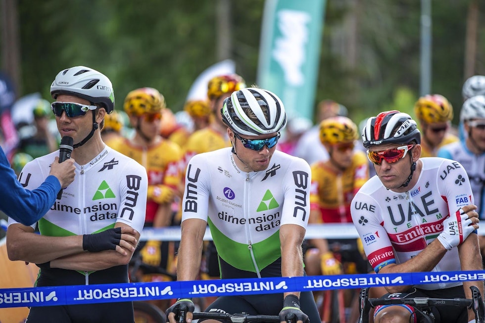 På ettermiddagen var det herrenes tur. Edvald Boasson Hagen intervjues før start. Ved siden av står kollega Rasmus Fossum Tiller og Alexander Kristoff. Foto: Pål Westgaard På ettermiddagen var det herrenes tur. Edvald Boasson Hagen intervjues før start. Ved siden av står kollega Rasmus Fossum Tiller og Alexander Kristoff. Foto: Pål Westgaard