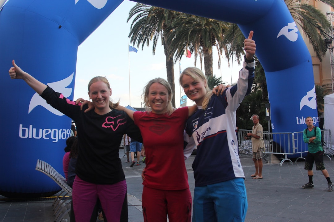 Enduro World Series debutantene Alice Grindheim, Stina Bondehagen og Hilde Sangesland Strædet har planer om å gjøre runden i Finale Ligure til en tradisjon. Foto: Ingeborg Scheve Alice Grindheim - Stina Bondehagen - Hilde S Strædet - 1400x933